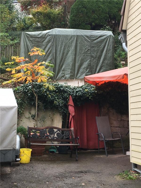 "Bei der Nachbarin stürzte das Dach des früheren Waschhäuschens in Garten ein un...