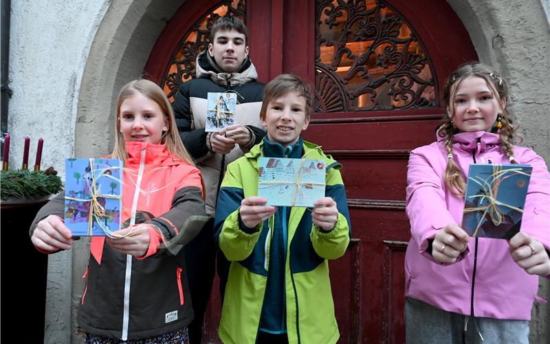 Bei der Preisverleihung ausgezeichnet werden (von links) Juna Oster, Denys Pysmennyi, Aron Oster (beide 1. Preis) und Varja Kopoteva, die Postkartenabzüge ihrer Bilder hochhalten. GB-Foto: Holom