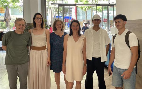Bei der Preisverleihung in Stuttgart: Nematullah Rajabi und Fabiano Kolaj mit Sibylle Schorpp, Christine Kegreiß, Nadja Großmann und Walle Sayer (von rechts). GB-Foto: Hilde-Domin-Schule