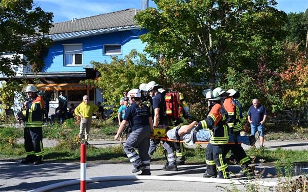 Bei der Rettung der „Schwerverletzten“ (keine Original-Bewohner) arbeiteten DRK und Feuerwehr Hand in Hand. GB-Foto: Reichert