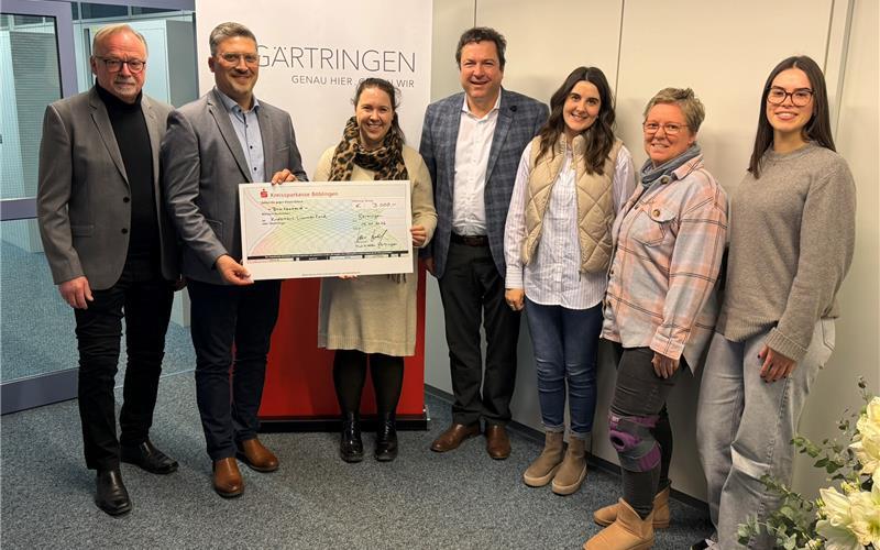 Bei der Spendenübergabe waren Karlheinz Taglieber (von links), Volker Brodbeck (beide Vorstandsmitglieder Musikverein Gärtringen), Lena Glaser (Leitung Kinderhaus am S-Bahnhof), Bürgermeister Thomas Riesch, Fabienne Gohl (Fachbereichsleitung Bildung und Betreuung), Victoria John (stellvertretende Leitung Kinderhaus) und Lara Schuster (Praktikantin). GB-Foto: Holzapfel