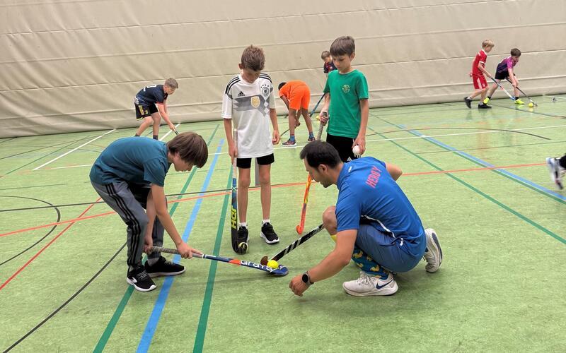 Bei der Station Feldhockey konnten die Jungen erste Erfahrungen mit Schläger und Ball sammeln.GB-Foto: gb