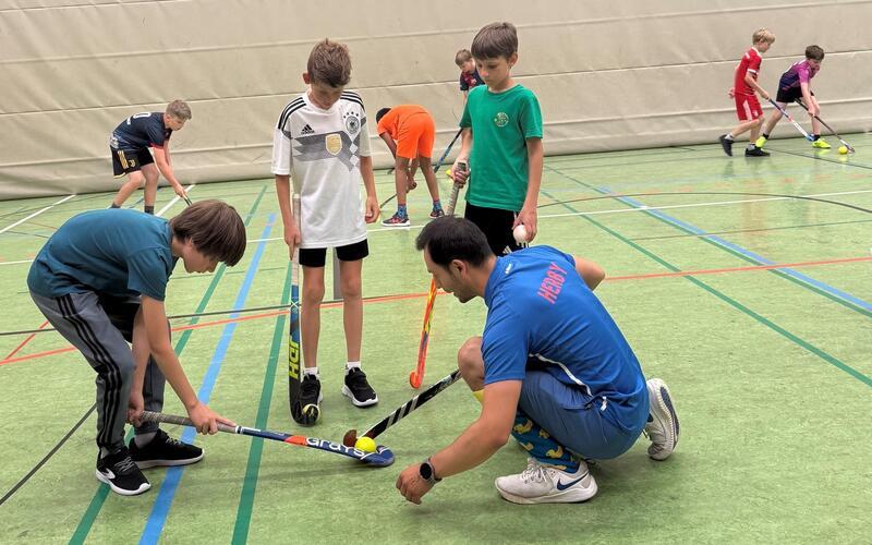 Bei der Station Feldhockey konnten die Jungen erste Erfahrungen mit Schläger und Ball sammeln.GB-Foto: gb