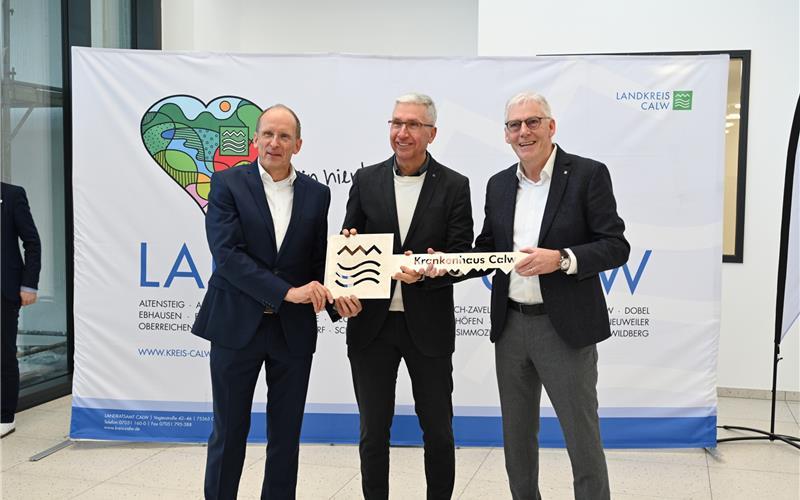 Bei der Übergabe der Schlüsselgewalt des neuen Krankenhauses an den Klinikverbund Südwest sind Dr. Martin Oberhoff (von links), Alexander Schmidtke und Landrat Helmut Riegger mit dabei. GB-Foto: gb