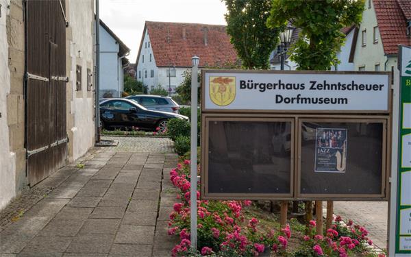 Bei der Verkehrsschau ging’s auch um Parkplätze an der Zehntscheuer. GB-Foto: Vecsey