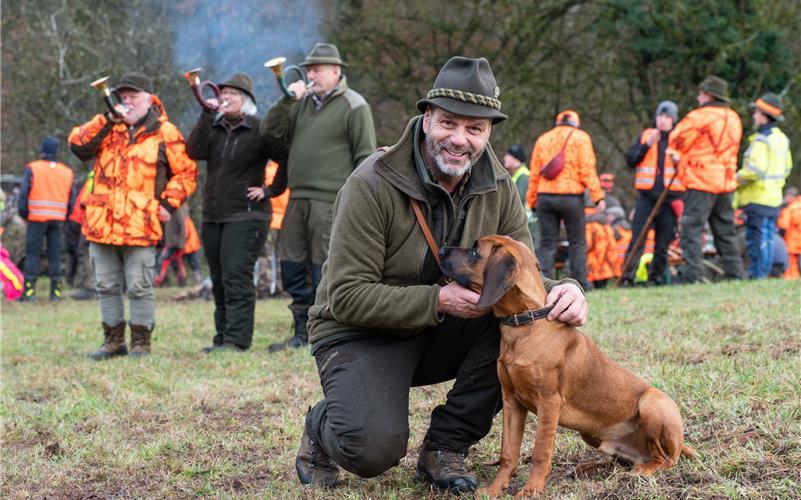 Bei der großen Drückjagd im Schönbuch beim Treffpunkt auf dem Mönchberger Sattel: Jagdhornbläser und Michael Neugebauer von der Kreisjägervereinigung Calw mit einem der Jagdhunde. GB-Foto: Vecsey