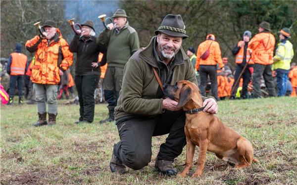 Bei der großen Drückjagd im Schönbuch beim Treffpunkt auf dem Mönchberger Sattel: Jagdhornbläser und Michael Neugebauer von der Kreisjägervereinigung Calw mit einem der Jagdhunde. GB-Foto: Vecsey