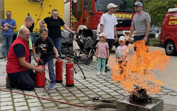 Bei der gut besuchten Feuerwehr-Hocketse konnten sich die Kinder am Feuerlöschtrainer versuchen. GB-Foto: Priestersbach