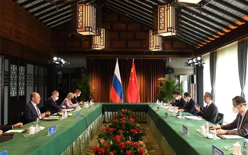 Bei einem Treffen in China vereinbarten der russische Außenminister Sergej Lawrow und sein chinesischer Kollege Wang Yi den Ausbau einer strategischen Partnerschaft in einer „schwierigen internationalen Situation“. Foto: Zhou Mu/XinHua/dpa