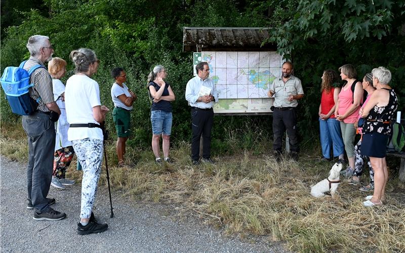 Bei einem Waldbegang gaben Reinhold Kratzer (sechster von links) und Winfried Seitz (rechts daneben) Wald-Einblicke. GB-Foto: Holom