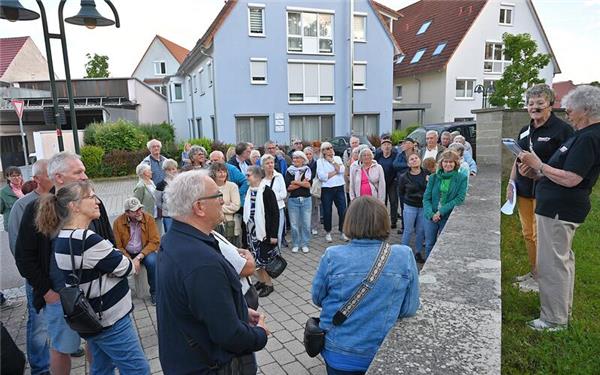 Bei einer Führung durch Gärtringen wurde in der „Zeitsprungnacht“ auch Halt am Kriegerdenkmal gemacht, wo Hanne Weber (rechts), die bei der Führung assistierte, und Führerin Elisabeth Zangenfeind (Zweite von rechts) Infos bereithielten. GB-Foto: Reichert