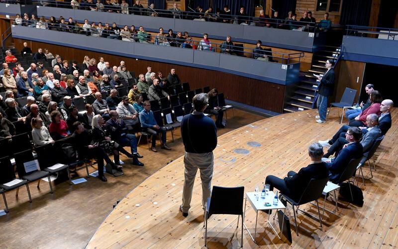 Bei einer Podiumsdiskussion zur Landtagswahl 2026 stellten sich die Kandidaten auf der Bühne der Stadthalle auch den Fragen des Publikums.GB-Foto: Holom
