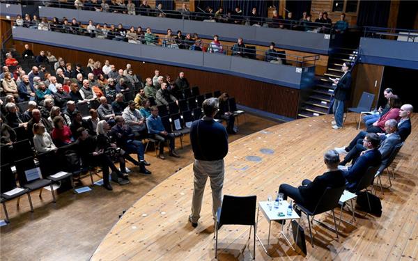 Bei einer Podiumsdiskussion zur Landtagswahl 2026 stellten sich die Kandidaten auf der Bühne der Stadthalle auch den Fragen des Publikums.GB-Foto: Holom
