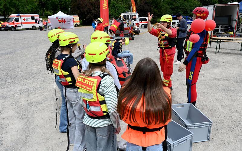 Bei einer der DLRG-Stationen lernen die Schüler unter anderem, wie man Ertrinkende mit einer Wurfleine rettet. GB-Foto: Holom
