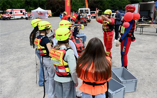 Bei einer der DLRG-Stationen lernen die Schüler unter anderem, wie man Ertrinkende mit einer Wurfleine rettet. GB-Foto: Holom