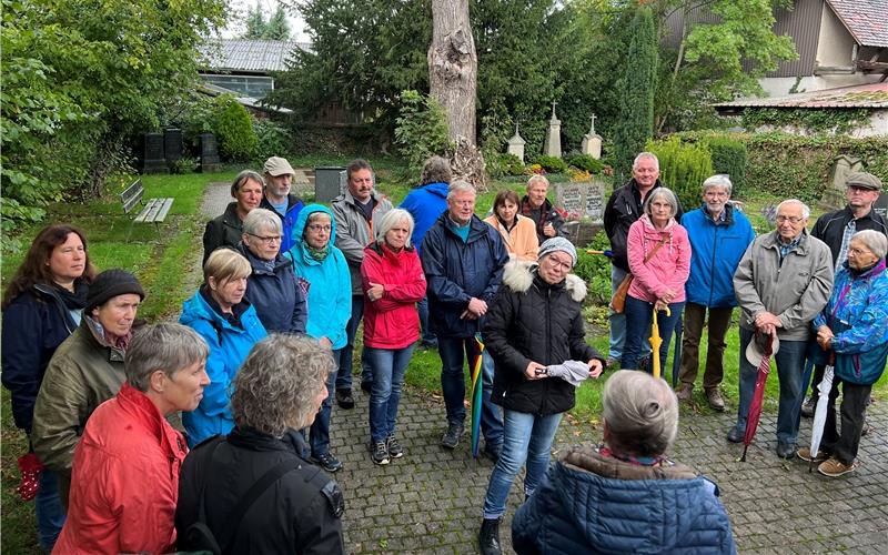 Bei einer historischen Ortsführung in Sindlingen präsentierte Judith Bruckner den rund 30 Teilnehmern zahlreiche Informationen. GB-Foto: Priestersbach