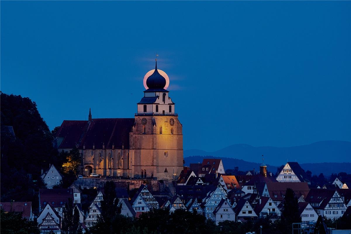 "Bei (noch) schönem Wetter ging der Mond direkt hinter der Zwiebelkuppel der Sti...