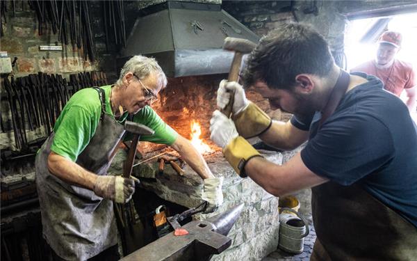 Bei ohnehin schon schweißtreibenden Temperaturen wurde in der Schmiede zusätzlich eingeheizt. Bernd Sendersky (links) und Moritz Klumpp ließen die Hämmer klingen.GB-Foto: Schmidt