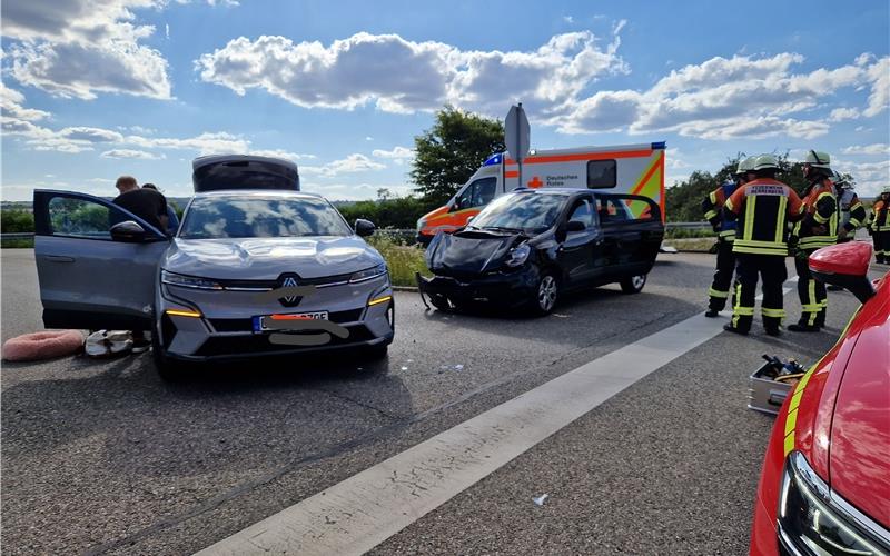 Unfall auf der B296 bei Gültstein: Auto überrollt zwei Inseln Beide Autos mussten abgeschleppt werden. GB-Foto: SDMG/Dettenmeyer