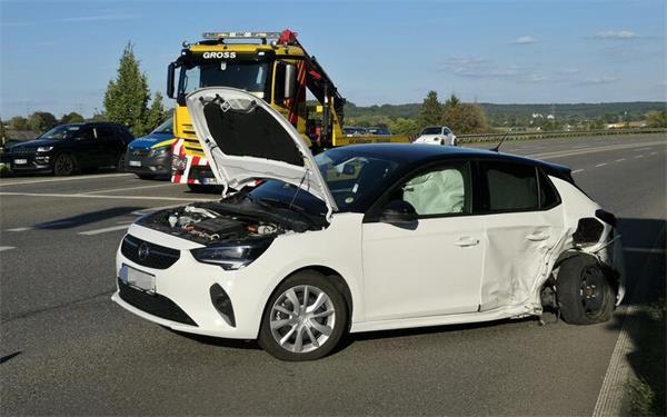 Beide Autos waren nach dem Unfall nicht mehr fahrbereit. GB-Foto: SDMG