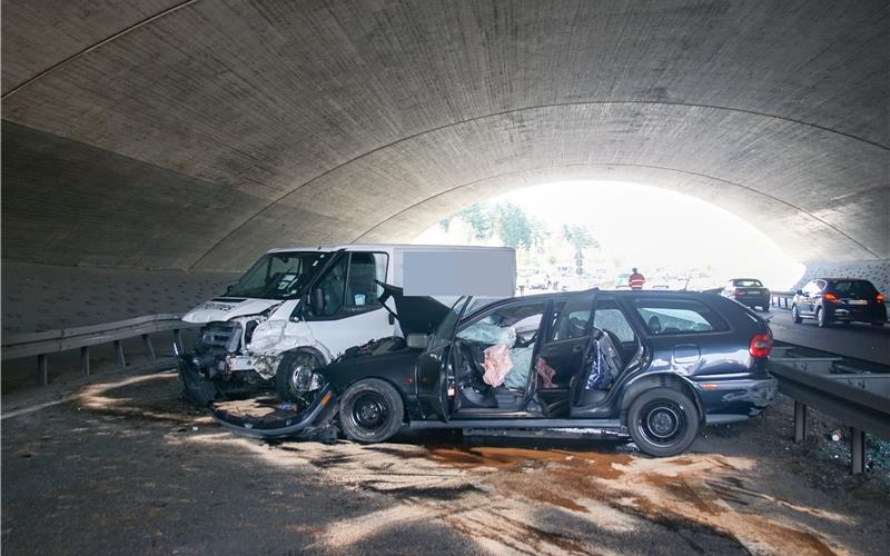 Zwei Personen schwer verletzt bei Raser-Unfall Beide Fahrzeuge wurden abgeschleppt GB-Foto: SDMG/Dettenmeyer