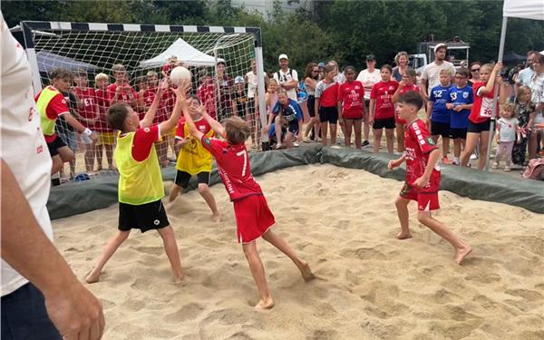 Beim Beach-Bolz-Ball stehen sich die gemischten D-Jugenden der SG H2Ku und des TV Rottenburg (gelb) gegenüber. GB-Foto: gb