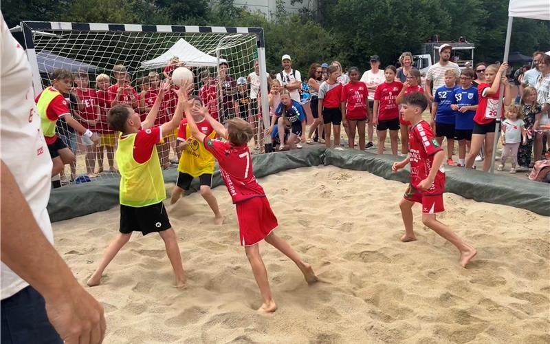 Beim Beach-Bolz-Ball stehen sich die gemischten D-Jugenden der SG H2Ku und des TV Rottenburg (gelb) gegenüber. GB-Foto: gb