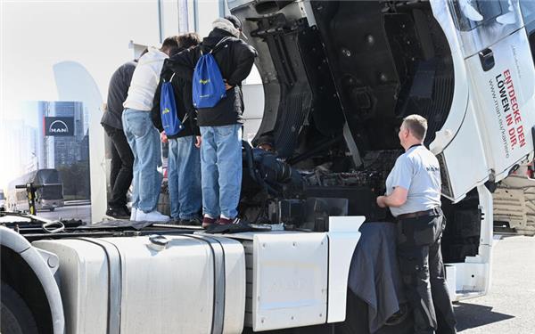 Beim Berufsinfotag erhielten die Jugendlichen auch ungewöhnliche Einblicke. GB-Foto: Holom