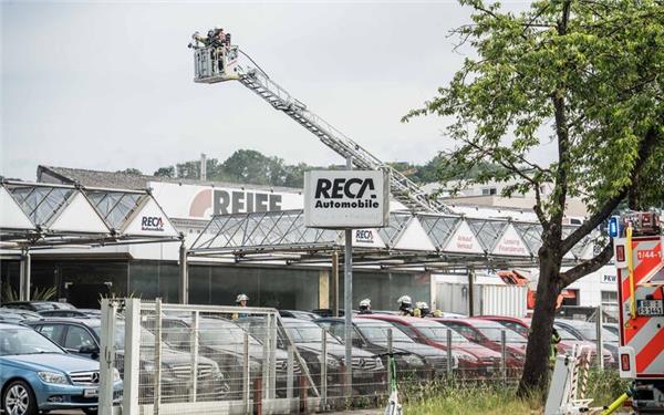 Beim Brand in einem Autohaus entstand am Dienstag Schaden in Millionenhöhe.GB-Foto: SDMG/Dettenmeyer