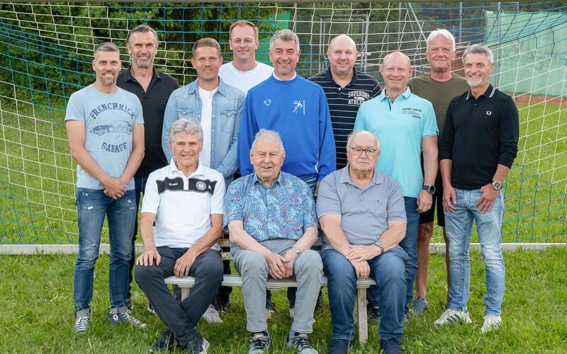 Beim Ehemaligen-Treff des TSV Hildrizhausen von 2005/06 waren zugegen (hintere Reihe von links): André Gonsior, Trainer Uli Eipper, Michael Sattler, Mathias Steinhübel, Imre Toth, Markus Bauer, Holger Bittmann, Ex-Trainer Alexander Hübbe, Armin Mahrla, (vorne von links) Betreuer Bernhard Noack, Vorsitzender Helmut Hörmann und Abteilungsleiter Bernhard Eisenhardt. GB-Foto: Vecsey
