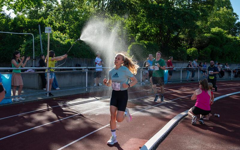 Beim Einlauf ins Holzgerlinger Stadion war für die Abkühlung der Läufer auch gesorgt. GB-Foto: Nüßle