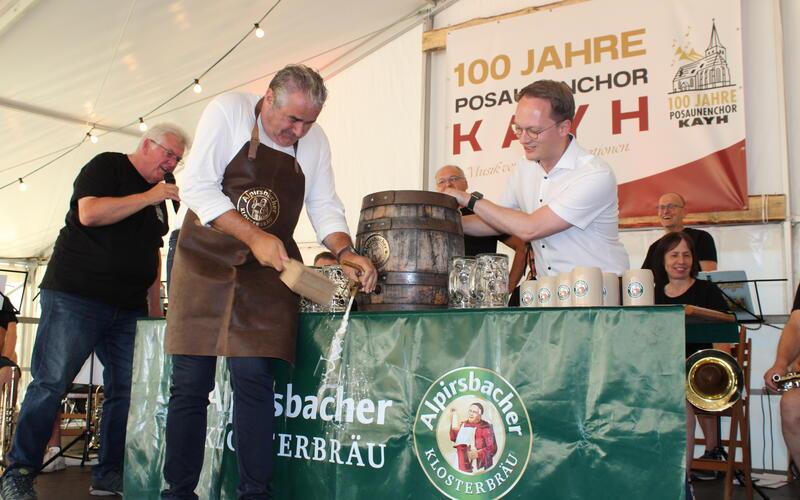 Beim Fassanstich machten Ortsvorsteher Hermann Horrer und OB Nico Reith gemeinsame Sache.GB-Foto: Baum
