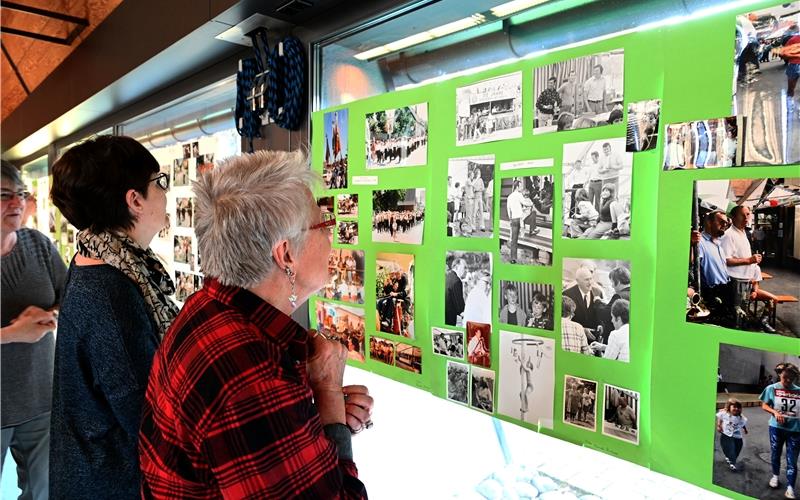 Beim Frühjahrsempfang in der Gemeindehalle Mötzingen konnten die Besucher eine Fotoausstellung zu 930 Jahren Ortsgeschichte bestaunen. GB-Foto: Holom