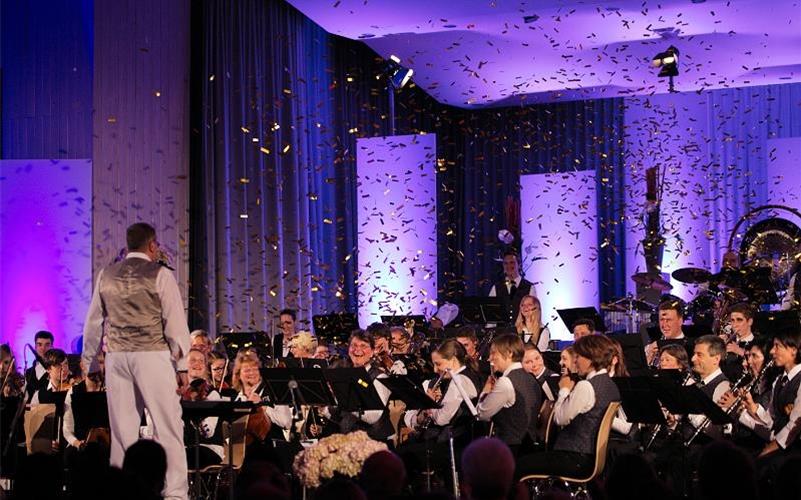 Beim Gemeinschaftskonzert 2015 flogen Papierschnipsel durch den Saal. GB-Fotos: gb