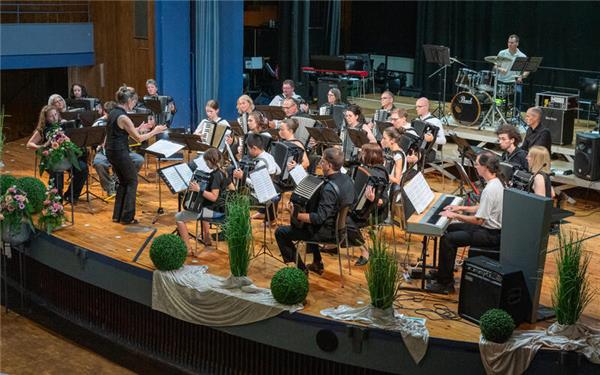 Beim Jubiläumskonzert anlässlich 50 Jahren Akkordeonorchester spielte das Jugendorchester unter der Leitung von Waltraud Epple-Holom. GB-Foto: Vecsey