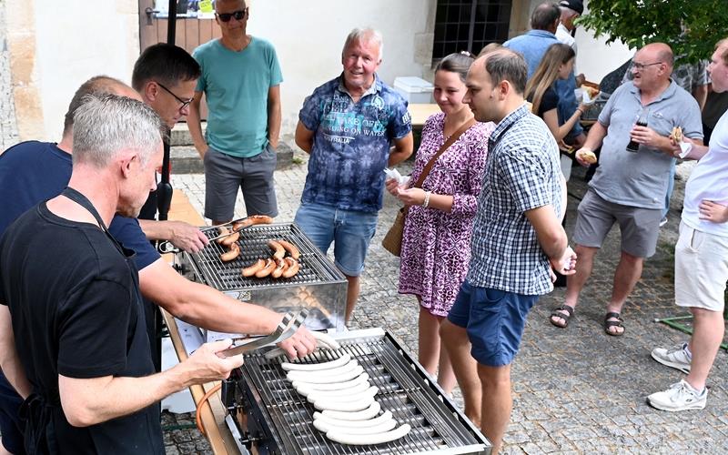Beim Kirchturmfest der evangelischen Kirchengemeinde Hildrizhausen ließen es sich die Besucher schmecken. GB-Foto: Holom