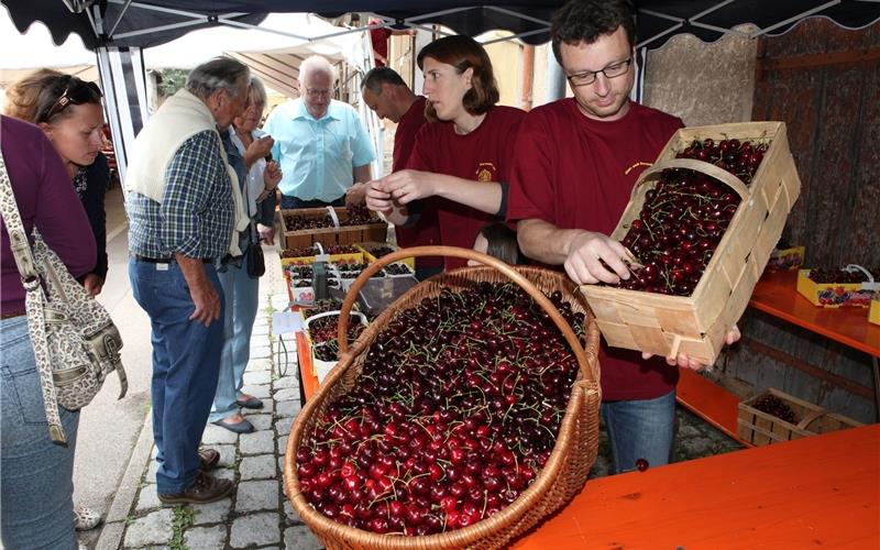 Beim Kirschenfest des OGV in Mönchberg, hier im Bild, und auch in Kayh gehen viele Früchte über den Tresen. GB-Foto: Schmidt