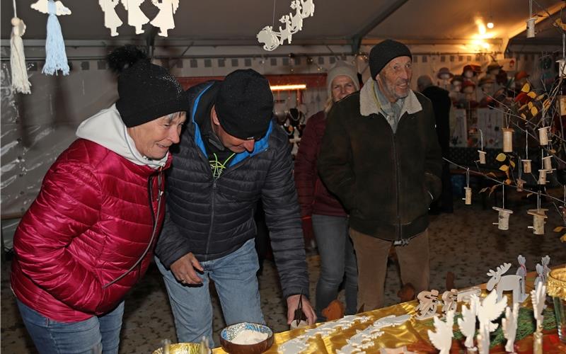 Beim Kunsthandwerkermarkt rund um den „Fuchsbau“ auf dem Hausemer Waldhaus-Gelände konnten sich die Besucher auch schon auf die Adventszeit einstimmen. GB-Foto: Priestersbach