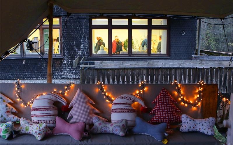 Kreativität ist an vielen Ständen zu sehen Beim Kunsthandwerkermarkt war ein vorweihnachtliches Ambiente zu verspüren GB-Foto: Bäuerle