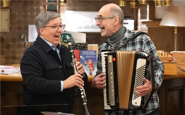 Beim Mundart-Abend im Gasthof Hasen gibt es keine Bühne. Edi Graf ( links) und Barny Bitterwolf stehen mitten im Gastraum. GB-Foto: Vecsey