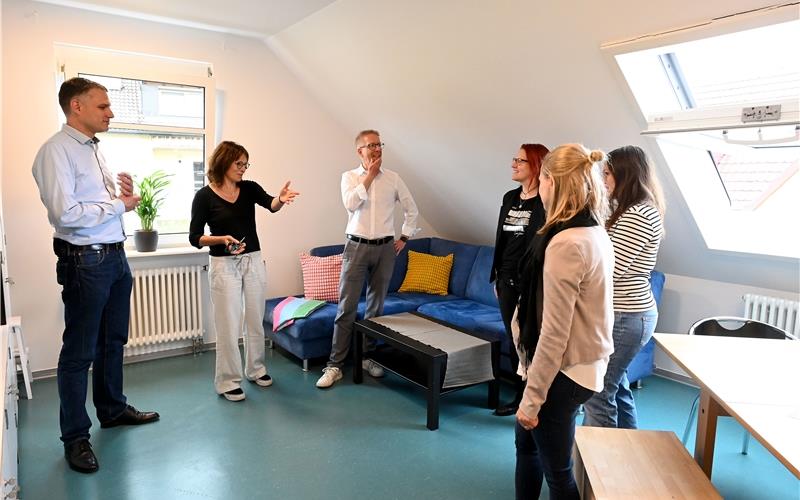 Beim Rundgang durch die neu eröffneten Räume sind (von links) Philipp Löffler (Geschäftsführer Waldhaus), Damaris Krehl-Hennigs (Teamleitung) und Harry Hennig (Leiter Jugendamt) mit den Besuchern unterwegs. GB-Foto: Holom