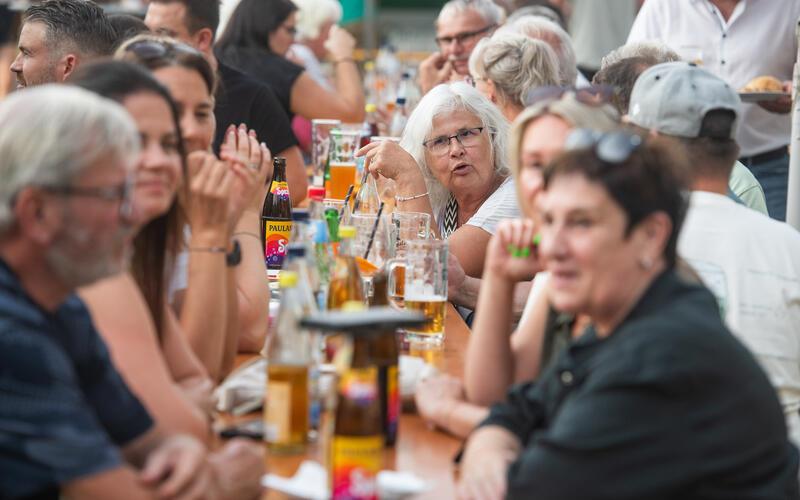 Beim Sommerfest des FC Unterjettingen kommen die Menschen zum Plausch zusammen.GB-Foto: Schmidt