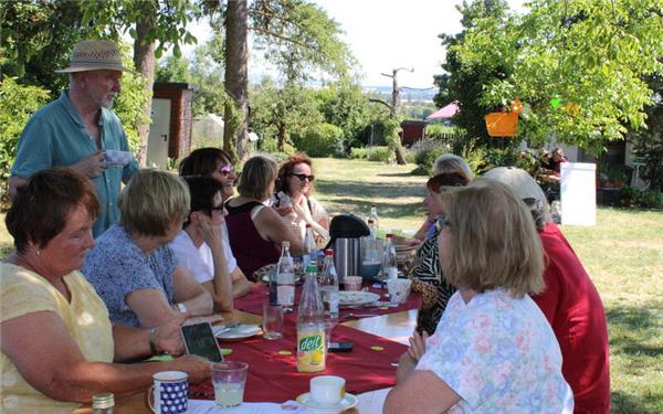 Beim Sommerfest des Quartiers Alzental standen Gespräche im Mittelpunkt. GB-Foto: Baum
