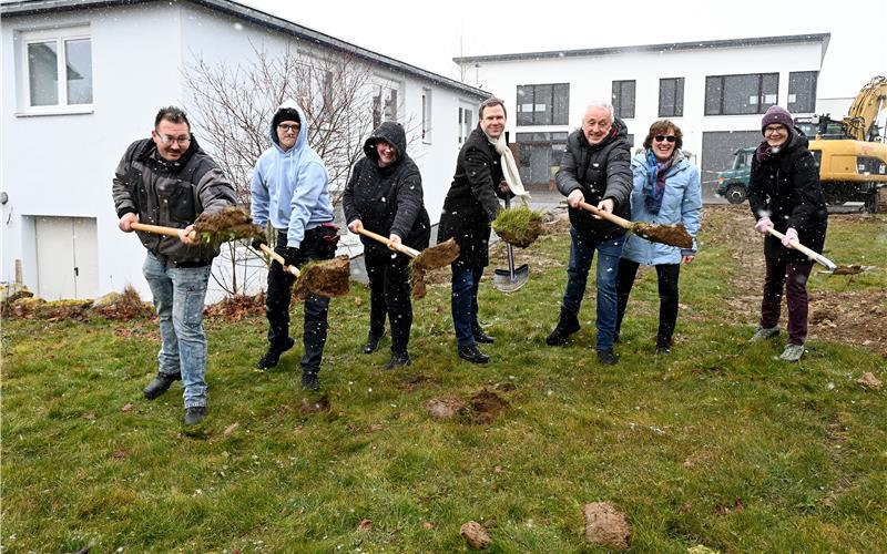 Beim Spatenstich zeigt sich, wer ordentlich was auf der Schippe hat. GB-Foto: Holom