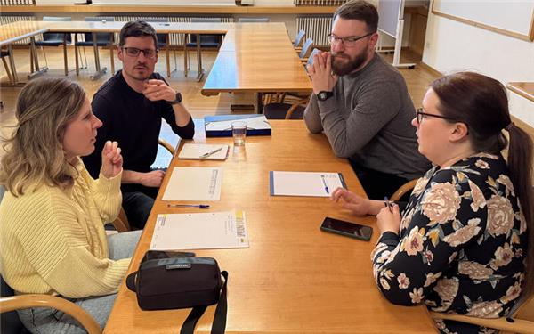 Beim Speed-Dating ging es nicht um Ausbildungsstellen oder Beziehungen, sondern um den Häuslebau. GB-Foto: Priestersbach