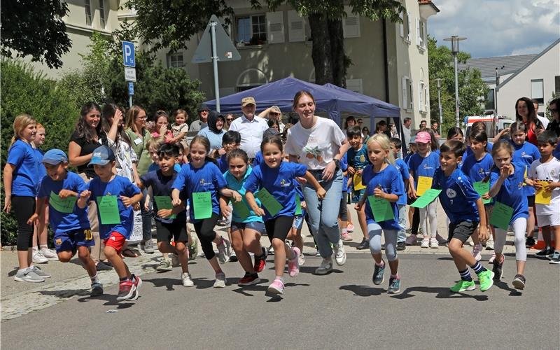 Beim Spendenlauf der Mötzinger Grundschüler wurden zahlreiche Runden für den guten Zweck gelaufen. GB-Foto: Priestersbach
