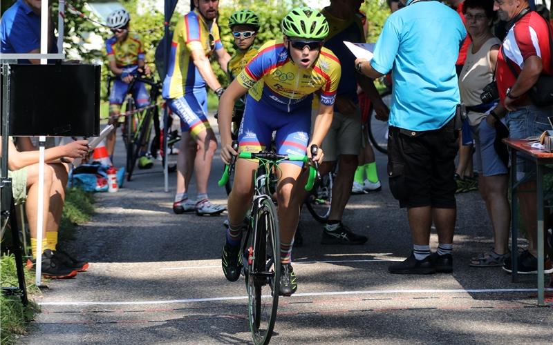 Simon Betz stellt neuen Streckenrekord auf Beim Start: Felix Wörner (RSV Öschelbronn) tritt kräftig in die Pedale, im Hintergrund Karsten Wörner GB-Foto: up