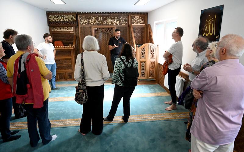 Beim Tag der offenen Moschee wird offen und ehrlich geredet. Hier lernen die Besucher den Gebetsraum in der ATIB-Moschee im Affstätter Tal kennen. GB-Foto: Holom