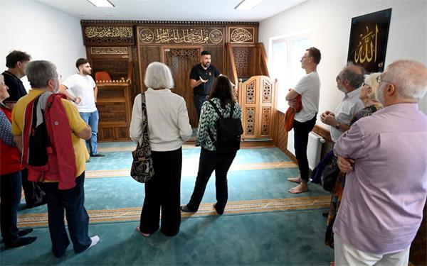 Beim Tag der offenen Moschee wird offen und ehrlich geredet. Hier lernen die Besucher den Gebetsraum in der ATIB-Moschee im Affstätter Tal kennen. GB-Foto: Holom