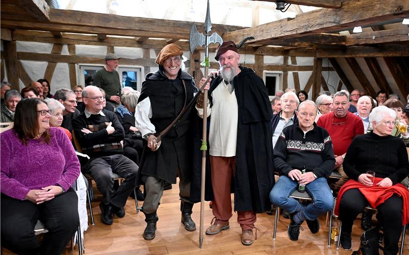 Beim Themenabend Flurnamen in Hildrizhausen treten historisch gewandet Jürgen Klingenstein (links) und Klaus Mende auf und nehmen die Besucher mit in die Vergangenheit. Hinten links steht Edgar Joerg, Komponist von „Mein Hildrizhausen“. GB-Foto: Holom